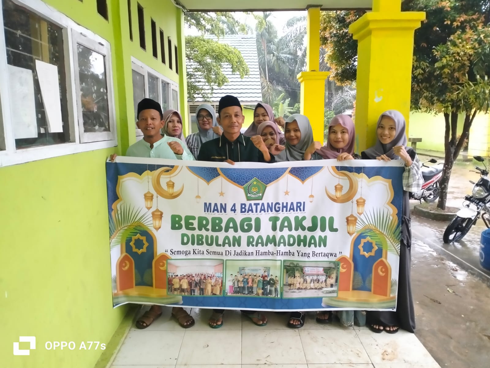 MAN 4 Batang Hari Bagikan Takjil di Bulan Ramadhan