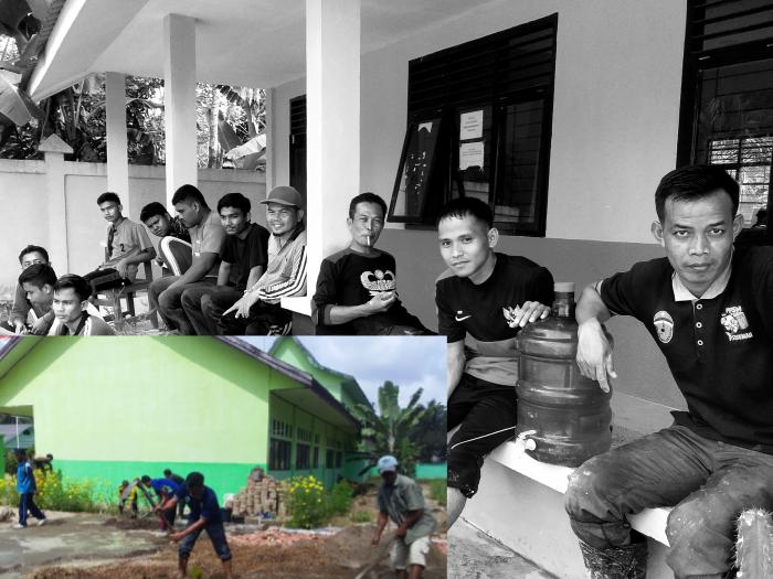 Gotong Royong Bersama Membuat Lapangan Badminton
