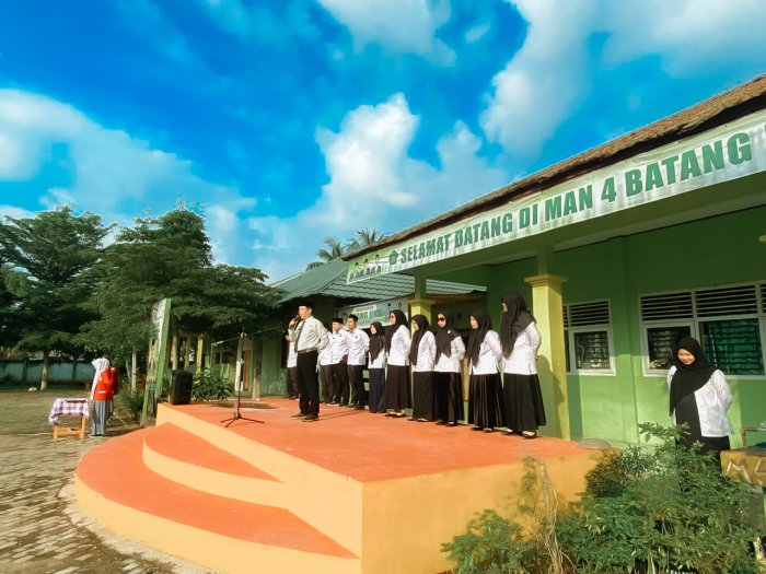 Disiplin Itu Basic! Wakil Kepala Bidang Kesiswaan MAN 4 Batang Hari Ingatkan Siswa Lewat Amanat Upacara