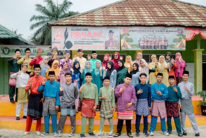 MEMUPUK CINTA TANAH AIR: Peringati Hari Sumpah Pemuda ke-97 dengan Pakaian Khas Melayu