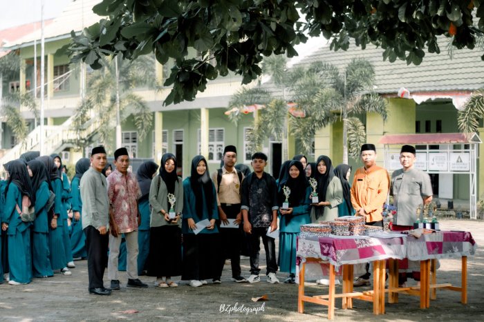Penutup Semester dengan Apresiasi: MAN 4 Batang Hari Serahkan Rapor dan Anugerahkan Prestasi Terbaik