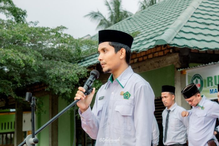 UPACARA BENDERA RUTIN : MAN 4 Batang Hari Tegaskan Pentingnya Disiplin Waktu
