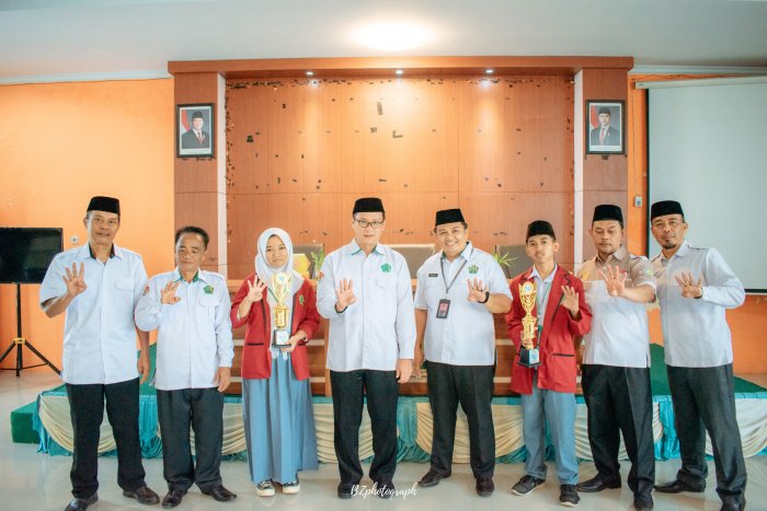 Kemenag Batang Hari Serahkan Piala OMI 2025, MAN 4 Batang Hari Catatkan Prestasi Gemilang