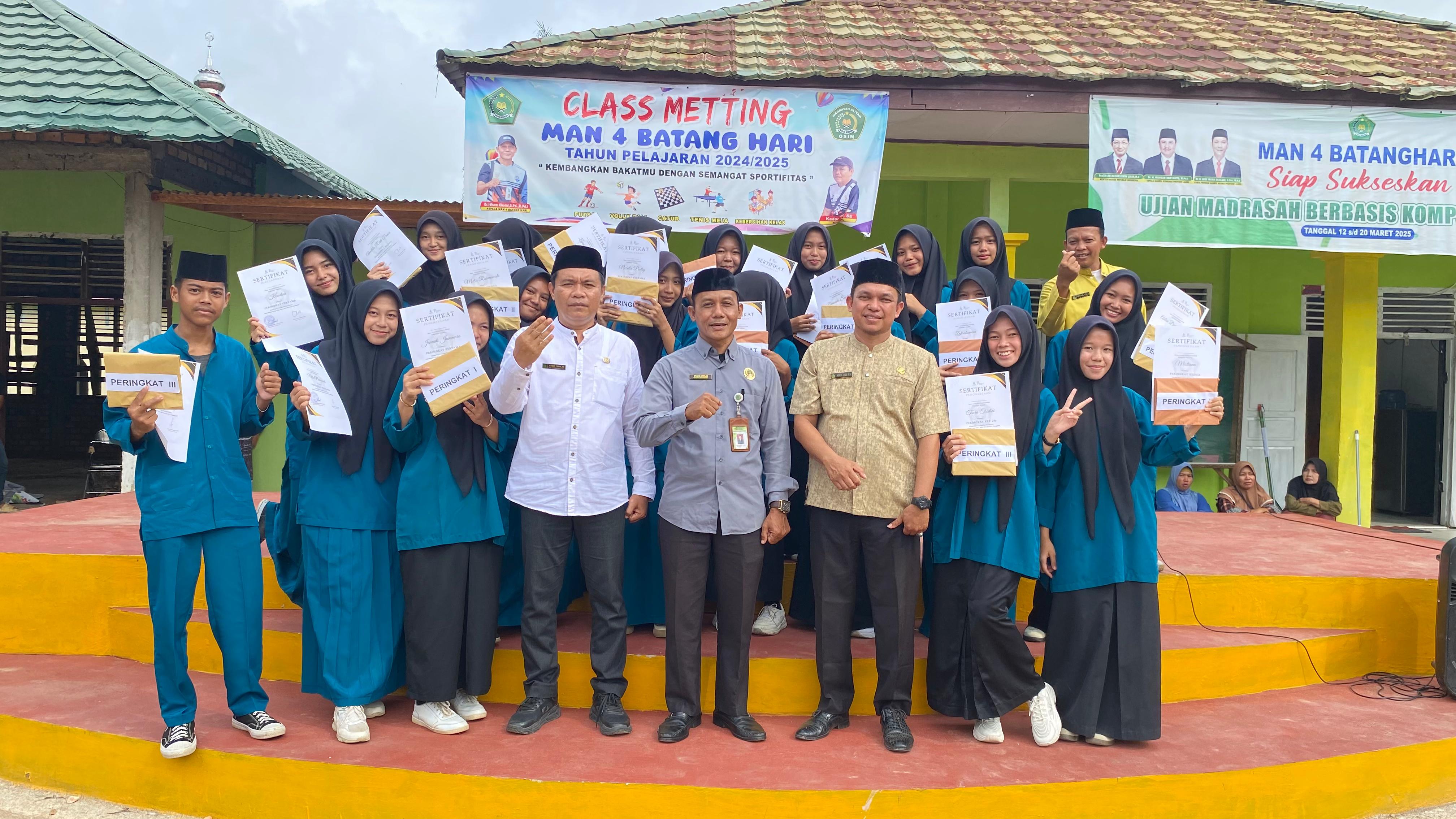 Penerimaan Rapor Kenaikan Kelas di MAN 4 Batang Hari: Antara Kegembiraan dan Persiapan Menuju Tingkat Lebih Tinggi
