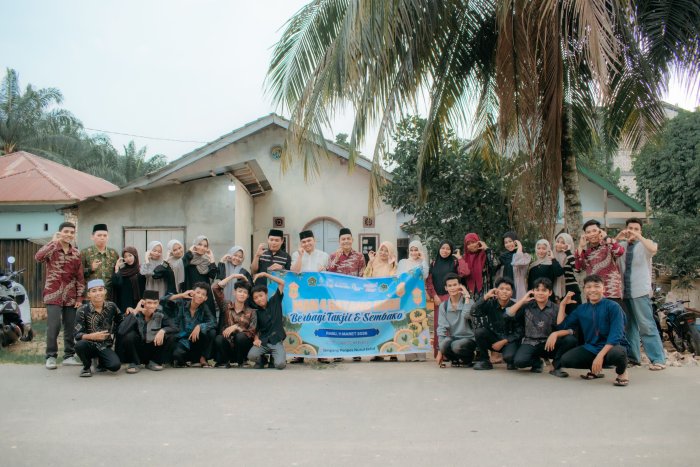 Dari Madrasah untuk Masyarakat: MAN 4 Batang Hari Bagikan 100 Paket Takjil Di Desa Rambutan Masam