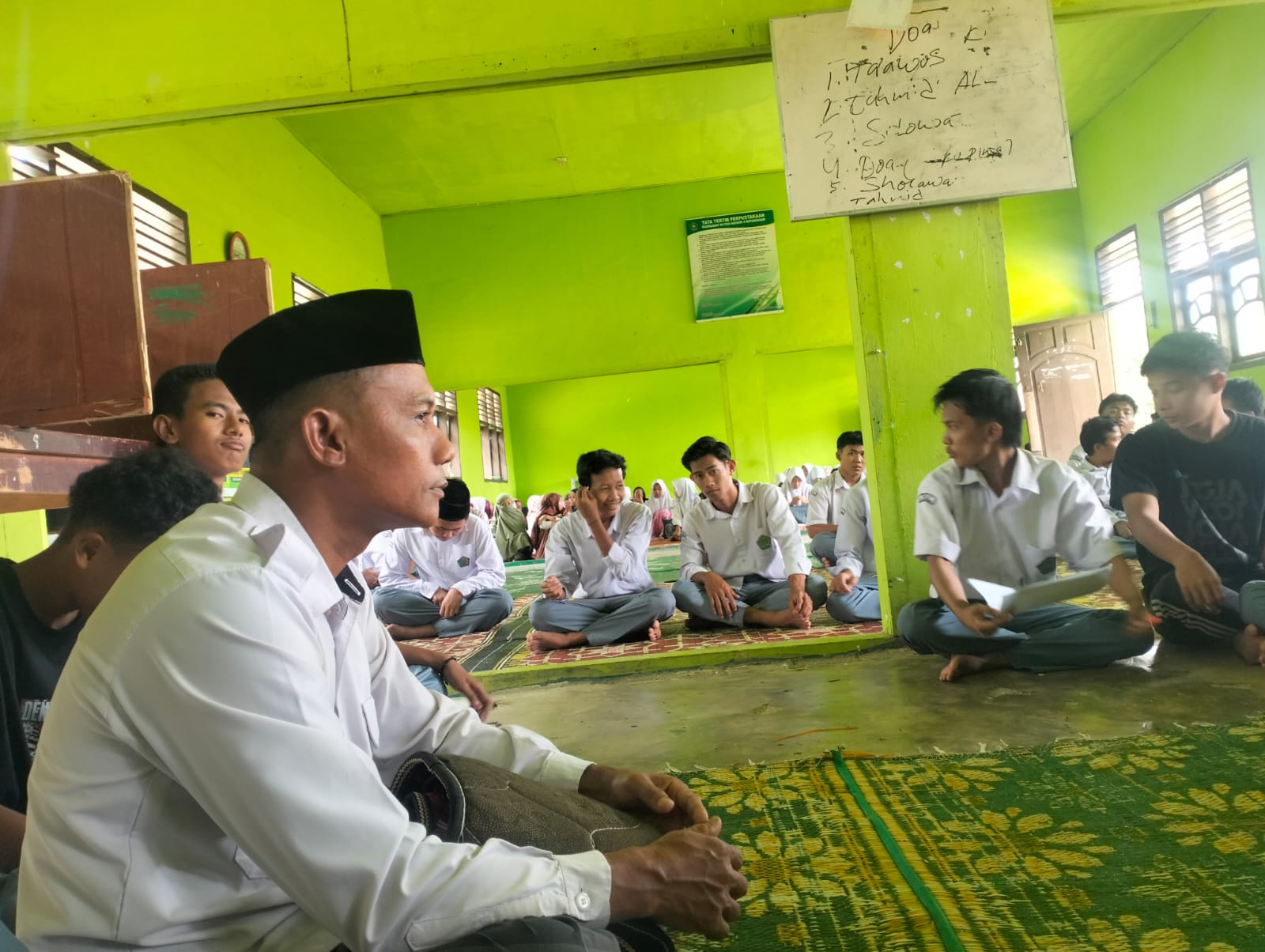Siswa/i MAN 4 BatangHari Rutin Sholat Dzuhur Berjama'ah 
