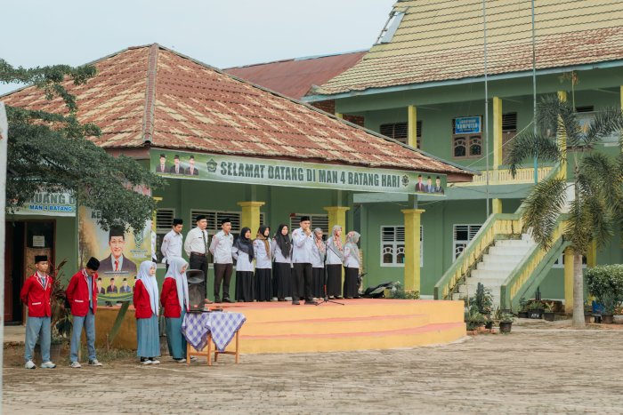 Belajar Bukan Hanya Hadir: Upacara MAN 4 Batang Hari Soroti Mutu Pendidikan
