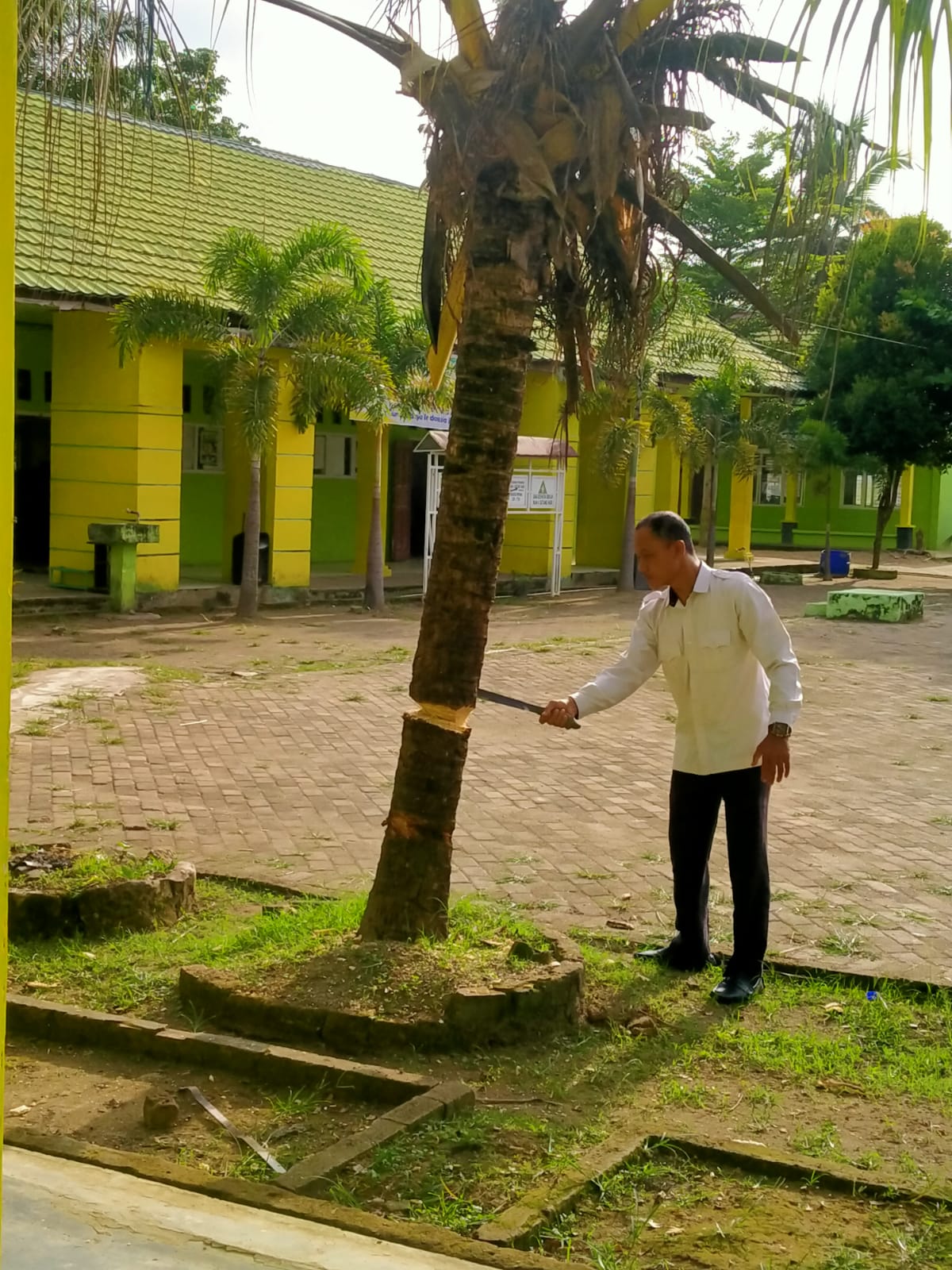 Jelang Isra' MAN 4 BatangHari Membersihkan Lingkungan Madrasah 