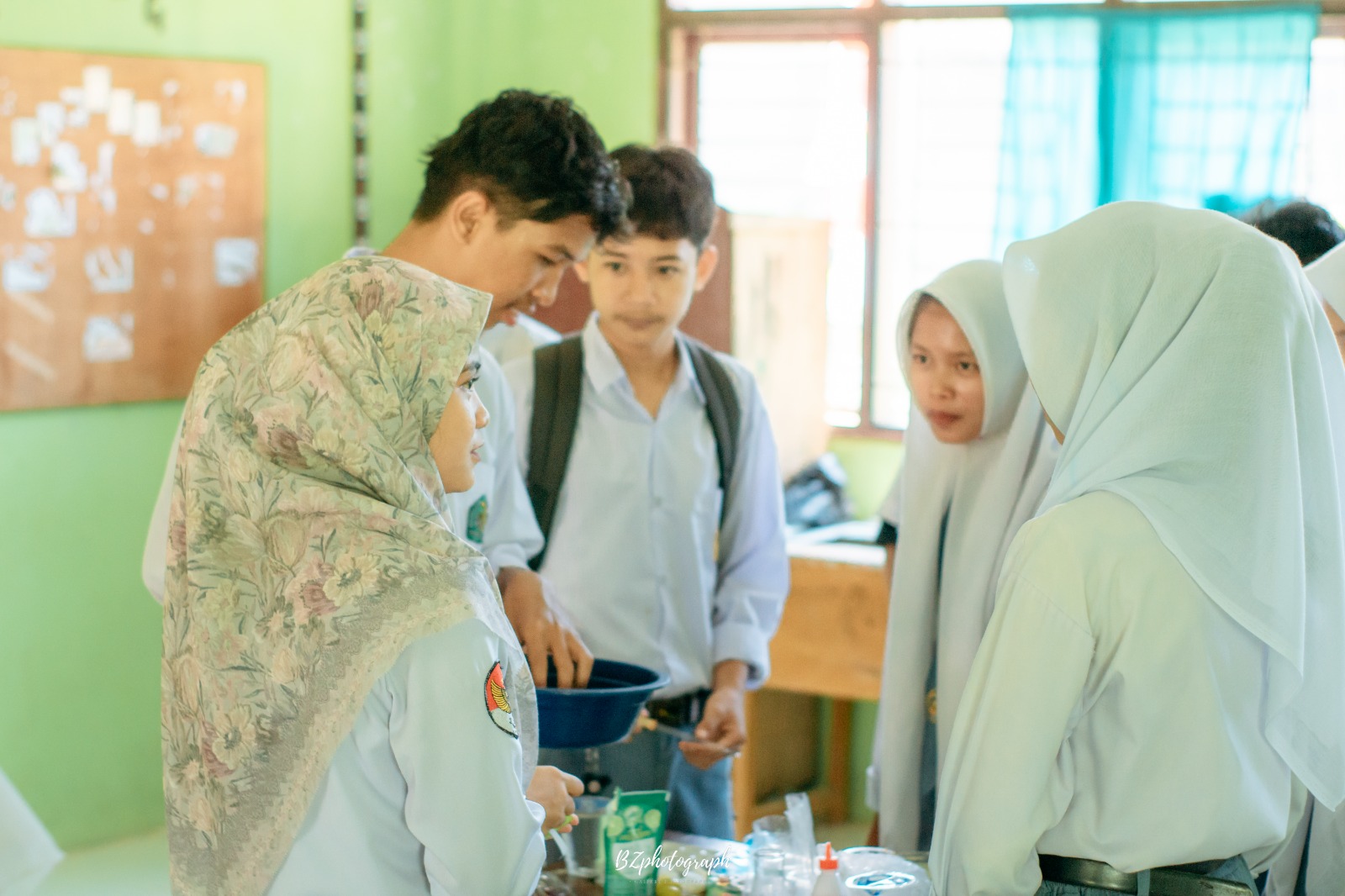 Praktikum Kimia F2 MAN 4 Batang Hari: Sains Menyeramkan ? Sains Menyenangkan Lewat Praktikum Asam Basa