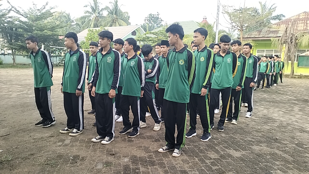 Kamis Sehat Dengan Senam Bersama Di Lapangan MAN 4 BatangHari 